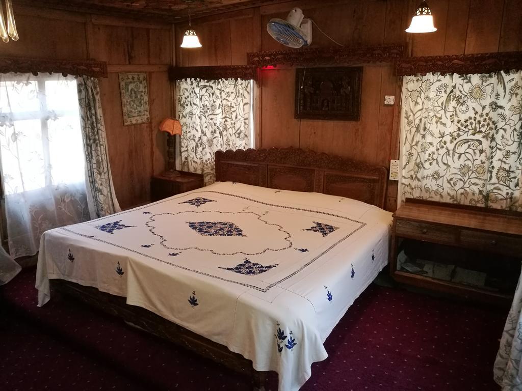 House Boat Hardy Palace Сринагар Экстерьер фото