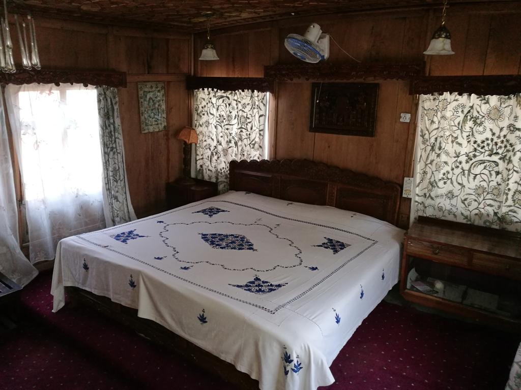 House Boat Hardy Palace Сринагар Экстерьер фото